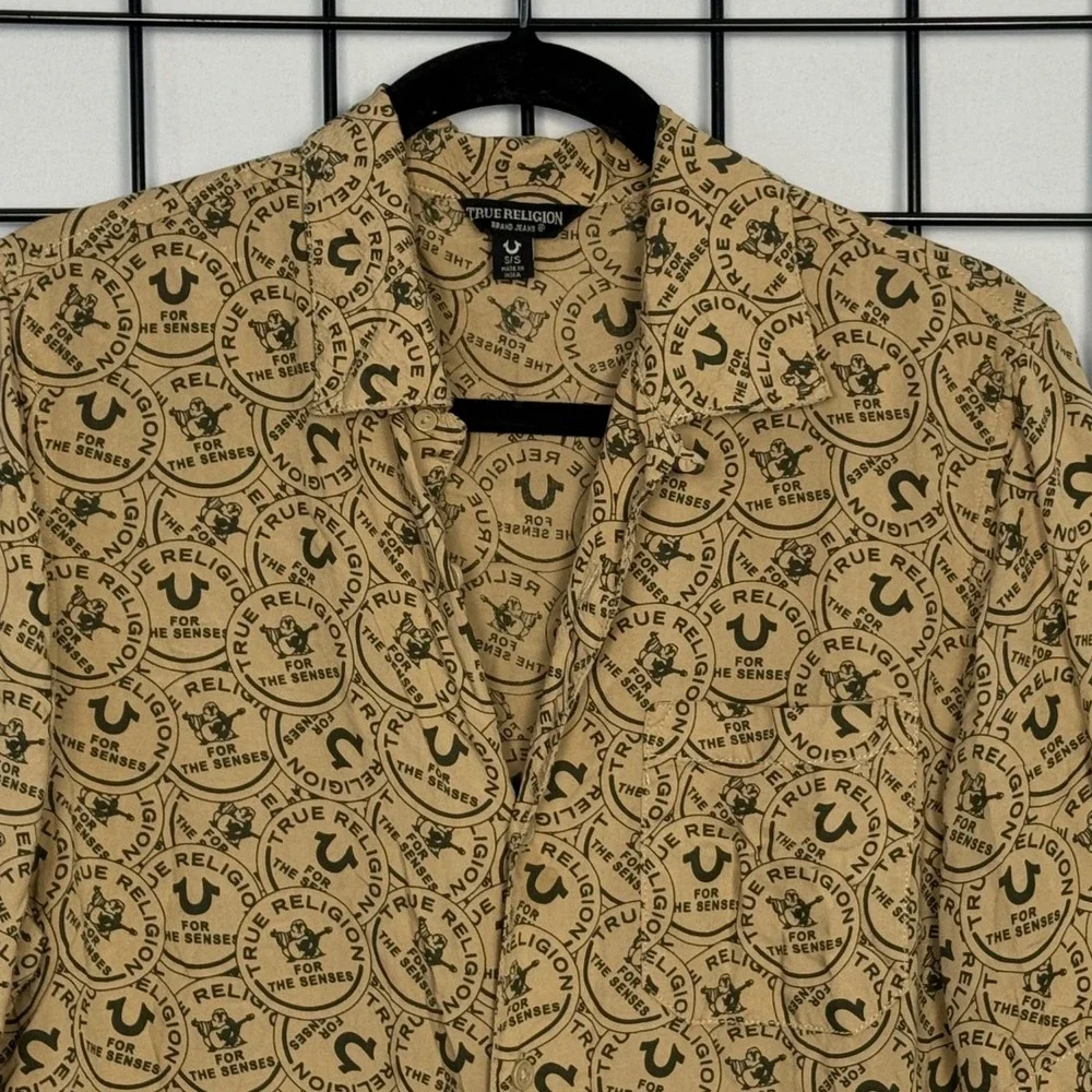 True Religion Camp Shirt Mens Small Tan All Over Logo Print Short Sleeve